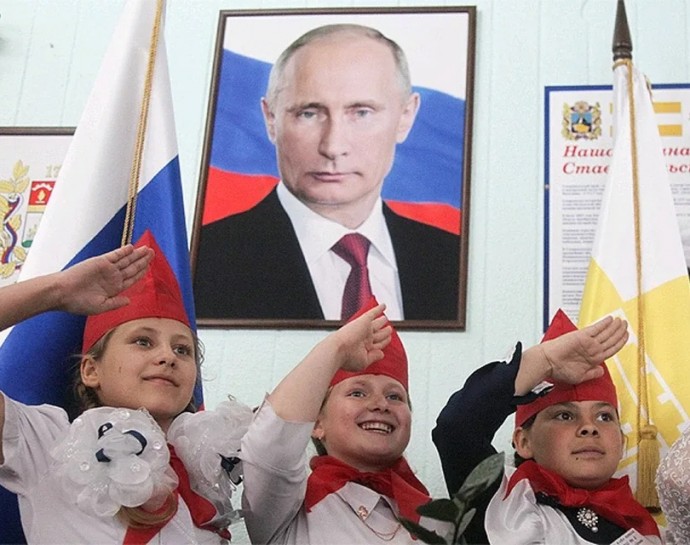 "Вперед в прошлое" или "назад в будущее": Путин предложил называть молодежное движение - "пионеры"