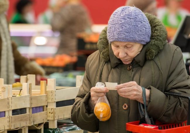 Депутаты Госдумы поддержали идею раздавать пенсионерам почти просроченные продукты