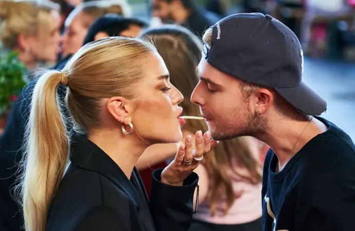 Книга рекордов Гиннесса зарегистрировала мировой рекорд пар, совершивших “итальянский поцелуй”