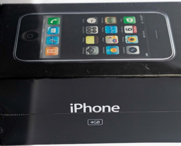 Apple iPhone первого поколения на 4 ГБ продан на акукционе за рекордные $190 тысяч