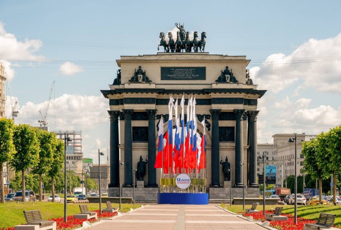 ​К Дню России Москву украсили тысячи флагов