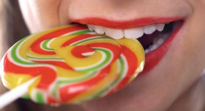 Десерт нужно есть между первым и третьи блюдом – так сладкое меньше разрушает зубы Десерт нужно есть между первым и третьи блюдом – так сладкое меньше разрушает зубы