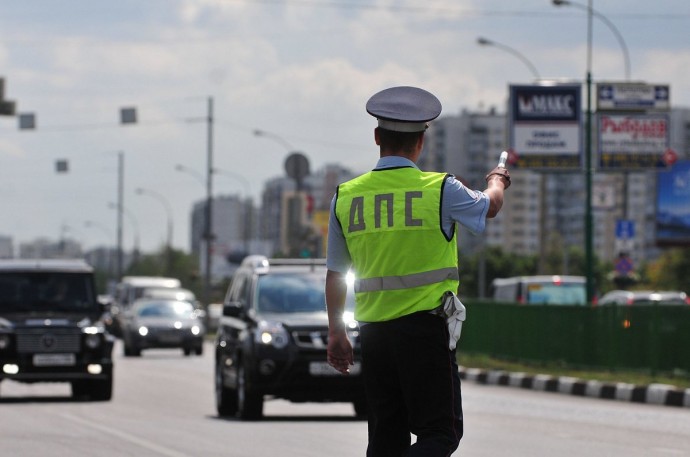 В каких случаях инспектор вправе останавливать транспортные средства?