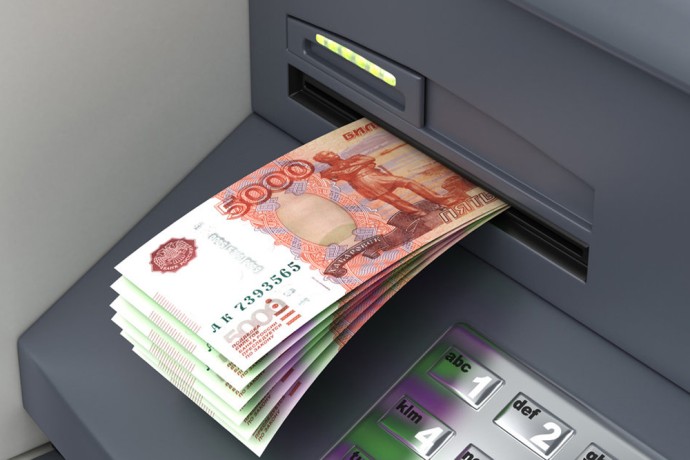 Россияне массово начали снимать наличку.