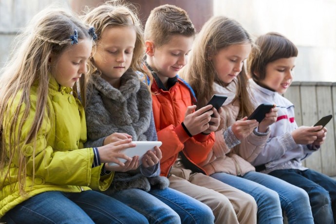 ​Смартфоны не главный вред для психики детей - психолог