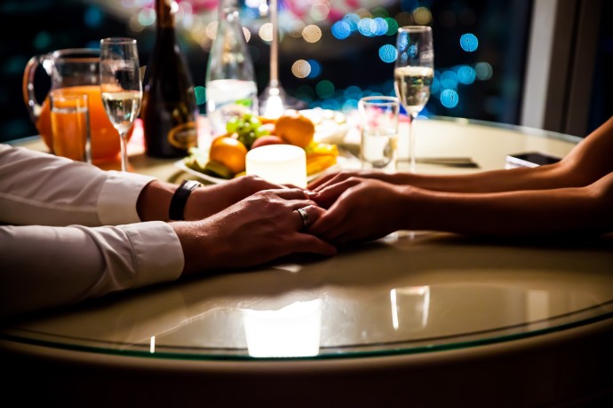 ​Больше всего на свиданиях россиянок раскрепощают сочные стейки