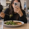 Скроллинг рилсов за едой убивает продуктивность дальнейшей работы