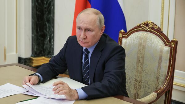 Путин призвал создать единые правила поведения стран в информационной сфере