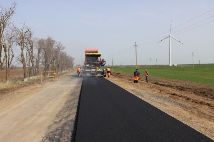 Более 75 млн рублей направили на ремонт социально значимой дороги в Ипатовском округе